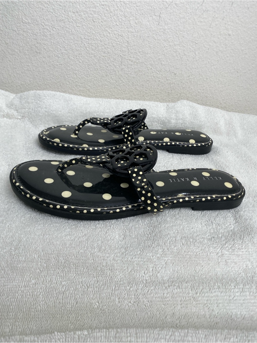 Kelly & Katie Women's Black Cream Polka Dot Faux Patent Leather Sandal Size 9.5 - Picture 2 of 12